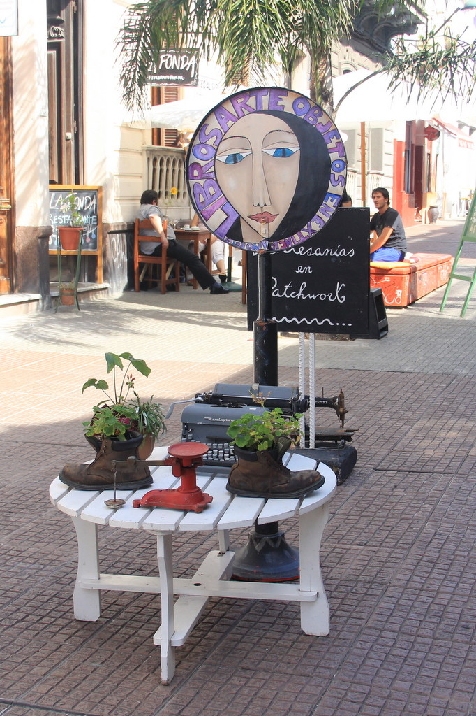 Ciudad Vieja, Montevidéu. Percorrer as ruas antigas da ciudad vieja é fazer um passeio no passado da capital uruguaia. Aproveite para visitar o mercado do porto
