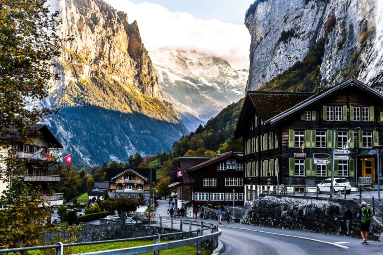 As encantadoras estradas e vilas da Suíça